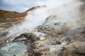 SOURCES CHAUDES SUR LES MONTS KERLINGARFJOLL SITUES PRES DE LA ROUTE F35 DE KJOLUR, HAUTES TERRES D’ISLANDE, EUROPE 