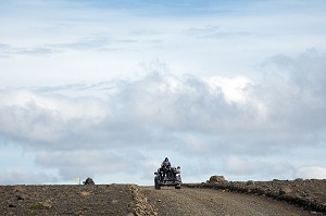 VEHICULE 4X4 SUR LES PISTES DES MONTS KERLINGARFJOLL SITUES PRES DE LA ROUTE F35 DE KJOLUR, HAUTES TERRES D’ISLANDE, EUROPE 