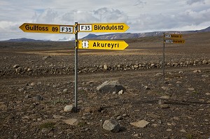 PANNEAUX DE SIGNALISATION ROUTIERE SUR LES PISTES DES MONTS KERLINGARFJOLL SITUES PRES DE LA ROUTE F35 DE KJOLUR, HAUTES TERRES D’ISLANDE, EUROPE 