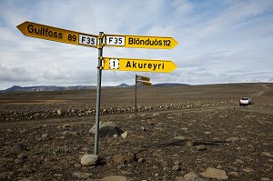 PANNEAUX DE SIGNALISATION ROUTIERE SUR LES PISTES DES MONTS KERLINGARFJOLL SITUES PRES DE LA ROUTE F35 DE KJOLUR, HAUTES TERRES D’ISLANDE, EUROPE 