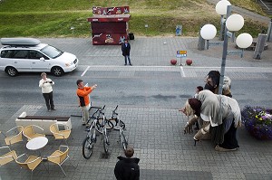 TOURISTES SE FAISANT PHOTOGRAPHIER A COTE DES TROLLS DANS SKIPAGATA, LA PRINCIPALE RUE COMMERCANTE DU CENTRE-VILLE A AKUREYRI, ISLANDE, EUROPE 