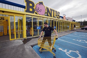 EMPLOYE DU SUPERMARCHE BONUS, ENSEIGNE LA MOINS CHERE EN ISLANDE, RANGEANT UN CADDIE, AKUREYRI, NORD DE L’ISLANDE, EUROPE 