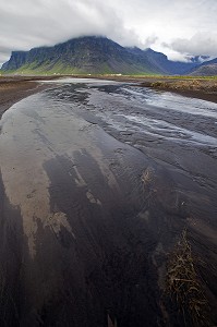 CHAMP RECOUVERT DE CENDRES ET D'UNE COULEE DE LAVE SUITE AUX ERUPTIONS DU VOLCAN EYJAFJALLAJOKULL LES 20 MARS ET 14 AVRIL 2010, ISLANDE, EUROPE 