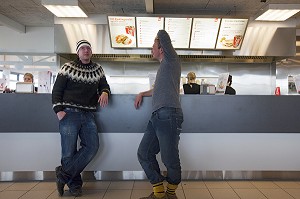 HOMMES ISLANDAIS AU COMPTOIR DU SNACK DE LA STATION ESSENCE N1 DE VIK, SUD DE L'ISLANDE, EUROPE 