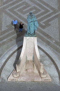 TOURISTES PHOTOGRAPHIANT LA STATUE DU VIKING LEIFUR EIRIKSSON, FILS D'ERIK LE ROUGE ET EXPLORATEUR ISLANDAIS QUI A DECOUVERT L'AMERIQUE, REYKJAVIK, ISLANDE, EUROPE 