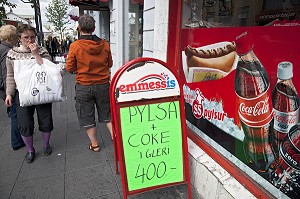 FAST-FOOD DANS UNE RUE COMMERCANTE DE LA CAPITALE REYKJAVIK, ISLANDE, EUROPE 