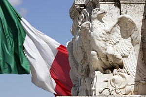DETAIL DE STATUE SUR LE PALAIS VICTOR-EMMANUEL II ET DRAPEAU ITALIEN, ROME, ITALIE 