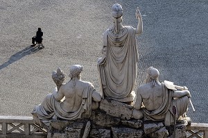 STATUES SUR LA PLACE DU PEUPLE ROME, ITALIE 