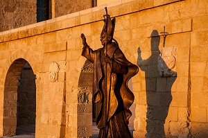 STATUE DE GIOVANNI XXIII, PARVIS DE LA BASILIQU SANTA MARIA DE FINIBUS TERRAE, PIAZZA (PLACE) DI GIOVANNI XXIII, SANTA MARIA DI LEUCA, LES POUILLES, ITALIE 
