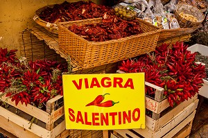 ETALAGE DE PIMENTS ROUGES, VIAGRA NATUREL, CENTRE DE GALLIPOLI, LES POUILLES, ITALIE 