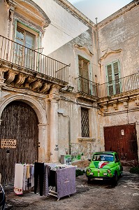 FIAT 500 DANS LE CENTRE DE GALLIPOLI, LES POUILLES, ITALIE 