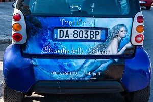 VOITURE PUBLICITAIRE AFFICHANT UNE PUBLICITE POUR UN RESTAURANT, GALLIPOLI, LES POUILLES, ITALIE 