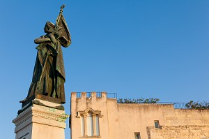STATUE DE CHRISTOPHE COLOMB, EXPLORATEUR ITALIEN ENVOYE A OTRANTE PAR LE ROI ET LA REINE D'ESPAGNE POUR DEFENDRE LES COTES DE LEURS ETATS CONTRE L'INVASION TURQUE, OTRANTE (OTRANTO), LES POUILLES, ITALIE 