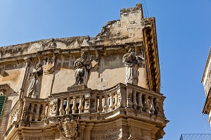 STATUES SUR LA BALUSTRADE DE L'ANCIEN PALAIS DU SEMINAIRE EDIFIE PAR GIUSEPPE CINO, PLACE DEL DUOMO, LECCE, LES POUILLES, ITALIE 