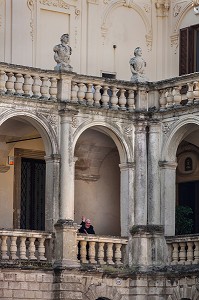SEMINARISTE AU PALAIS DU SEMINAIRE, PLACE DEL DUOMO, LECCE, LES POUILLES, ITALIE 
