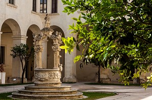 COUR INTERIEURE DU MUSEE DIOCESAIN INSTALLE DANS L'ANCIEN PALAIS DU SEMINAIRE, PLACE DEL DUOMO, LECCE, LES POUILLES, ITALIE 