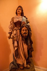 JUDITH TENANT LA TETE D'HOLOPHERNE, STATUE EN PAPIER MACHE REALISEE EN 1898 PAR RAFFAELE CARRETTA, MUSEE DIOCESAIN INSTALLE DANS L'ANCIEN PALAIS DU SEMINAIRE, PLACE DEL DUOMO, LECCE, LES POUILLES, ITALIE 