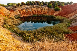 CARRIERE DE BAUXITE ABANDONNEE, OTRANTE (OTRANTO), LES POUILLES, ITALIE 