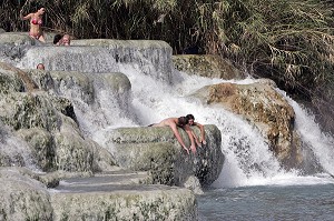 CASCADE DEL GORELLO, SOURCE D'EAUX THERMALES (37 DEGRE CELSIUS), BAGNOIRES NATURELLES OU VASQUES CALCAIRES EN CASCADES CREUSEES DANS LE TUF (CALCAIRE) UTILISEES DEPUIS LES ROMAINS POUR LE SOIN DU CORPS, THERMES DE SATURNIA, TOSCANE, ITALIE 