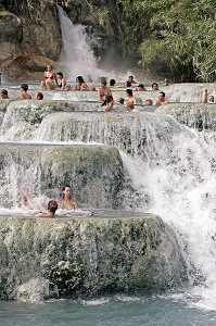 CASCADE DEL GORELLO, SOURCE D'EAUX THERMALES (37 DEGRE CELSIUS), BAGNOIRES NATURELLES OU VASQUES CALCAIRES EN CASCADES CREUSEES DANS LE TUF (CALCAIRE) UTILISEES DEPUIS LES ROMAINS POUR LE SOIN DU CORPS, THERMES DE SATURNIA, TOSCANE, ITALIE 