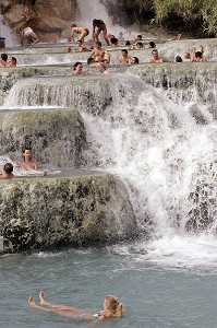 CASCADE DEL GORELLO, SOURCE D'EAUX THERMALES (37 DEGRE CELSIUS), BAGNOIRES NATURELLES OU VASQUES CALCAIRES EN CASCADES CREUSEES DANS LE TUF (CALCAIRE) UTILISEES DEPUIS LES ROMAINS POUR LE SOIN DU CORPS, THERMES DE SATURNIA, TOSCANE, ITALIE 