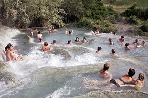 CASCADE DEL GORELLO, SOURCE D'EAUX THERMALES (37 DEGRE CELSIUS), BAGNOIRES NATURELLES OU VASQUES CALCAIRES EN CASCADES CREUSEES DANS LE TUF (CALCAIRE) UTILISEES DEPUIS LES ROMAINS POUR LE SOIN DU CORPS, THERMES DE SATURNIA, TOSCANE, ITALIE 