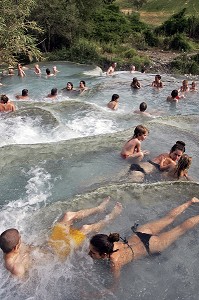 CASCADE DEL GORELLO, SOURCE D'EAUX THERMALES (37 DEGRE CELSIUS), BAGNOIRES NATURELLES OU VASQUES CALCAIRES EN CASCADES CREUSEES DANS LE TUF (CALCAIRE) UTILISEES DEPUIS LES ROMAINS POUR LE SOIN DU CORPS, THERMES DE SATURNIA, TOSCANE, ITALIE 