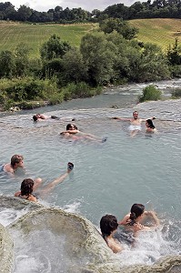 CASCADE DEL GORELLO, SOURCE D'EAUX THERMALES (37 DEGRE CELSIUS), BAGNOIRES NATURELLES OU VASQUES CALCAIRES EN CASCADES CREUSEES DANS LE TUF (CALCAIRE) UTILISEES DEPUIS LES ROMAINS POUR LE SOIN DU CORPS, THERMES DE SATURNIA, TOSCANE, ITALIE 