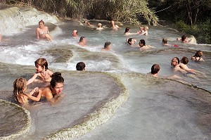 CASCADE DEL GORELLO, SOURCE D'EAUX THERMALES (37 DEGRE CELSIUS), BAGNOIRES NATURELLES OU VASQUES CALCAIRES EN CASCADES CREUSEES DANS LE TUF (CALCAIRE) UTILISEES DEPUIS LES ROMAINS POUR LE SOIN DU CORPS, THERMES DE SATURNIA, TOSCANE, ITALIE 