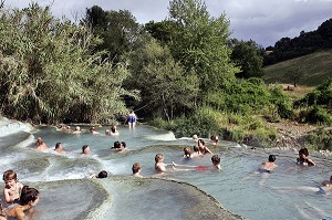 CASCADE DEL GORELLO, SOURCE D'EAUX THERMALES (37 DEGRE CELSIUS), BAGNOIRES NATURELLES OU VASQUES CALCAIRES EN CASCADES CREUSEES DANS LE TUF (CALCAIRE) UTILISEES DEPUIS LES ROMAINS POUR LE SOIN DU CORPS, THERMES DE SATURNIA, TOSCANE, ITALIE 