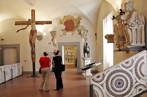 GRAND CRUCIFIX PEINT ET GRIFFON ISLAMIQUE EN BRONZE DESTINE AU DUOMO, MUSEO DELL'OPERA DEL DUOMO (MUSEE DE L'OPERA DE LA CATHEDRALE), CAMPO DEI MIRACOLI, PISE, TOSCANE, ITALIE 