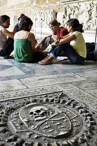 PIERRES TOMBALES EN FORME DE TETE DE MORT, CAMPOSANTO MONUMENTALE, CIMETIERE MEDIEVAL CREE EN 1278, CAMPO DEI MIRACOLI, PISE, TOSCANE, ITALIE 