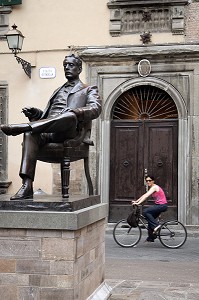 STATUE DE GIACOMO PUCCINI, PLACE CITADELLA, VILLE NATALE DU COMPOSITEUR, LUCQUES, TOSCANE, ITALIE 