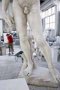 SCULPTEUR SUR MARBRE BLANC EXTRAIT DE LA CARRIERE DE MICHEL ANGE, ATELIER DE SCULPTURE DE LA SOCIETE BARATTINI, CAVE MICHELANGELO, CARRARE, TOSCANE, ITALIE 