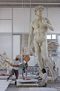 MARBRE BLANC EXTRAIT DE LA CARRIERE DE MICHEL ANGE, ATELIER DE SCULPTURE DE LA SOCIETE BARATTINI, CAVE MICHELANGELO, CARRARE, TOSCANE, ITALIE 