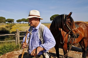 STEFANO, BUTTERO AVEC SON UCINO ET SON CHEVAL, BUTTERI, 'COW-BOYS TOSCANS', AZIENDA REGIONALE AGRICOLA DI ALBERESE, UNIQUE 'FERME' DANS LE PARC NATUREL DE MAREMME, SPERGOLAIA, REGION DE GROSSETO, MAREMMA, TOSCANE, ITALIE 