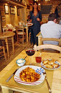 PAPPARDELLA CINGHIALE, TAGLIATELLES FRAICHES COUPEES LARGE SUR DES MORCEAUX DE SANGLIERS CUIT EN SAUCE, SPECIALITE GASTRONNOMIQUE DE LA MAREMME, GROSSETO, MAREMMA, TOSCANE, ITALIE 