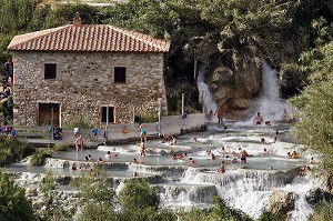 CASCADE DEL GORELLO, SOURCE D'EAUX THERMALES (37 DEGRE CELSIUS), BAGNOIRES NATURELLES OU VASQUES CALCAIRES EN CASCADES CREUSEES DANS LE TUF (CALCAIRE) UTILISEES DEPUIS LES ROMAINS POUR LE SOIN DU CORPS, THERMES DE SATURNIA, TOSCANE, ITALIE 