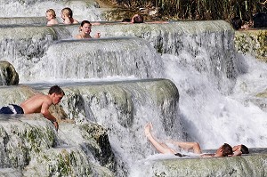 CASCADE DEL GORELLO, SOURCE D'EAUX THERMALES (37 DEGRE CELSIUS), BAGNOIRES NATURELLES OU VASQUES CALCAIRES EN CASCADES CREUSEES DANS LE TUF (CALCAIRE) UTILISEES DEPUIS LES ROMAINS POUR LE SOIN DU CORPS, THERMES DE SATURNIA, TOSCANE, ITALIE 