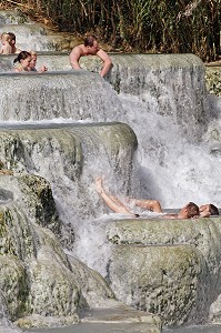 CASCADE DEL GORELLO, SOURCE D'EAUX THERMALES (37 DEGRE CELSIUS), BAGNOIRES NATURELLES OU VASQUES CALCAIRES EN CASCADES CREUSEES DANS LE TUF (CALCAIRE) UTILISEES DEPUIS LES ROMAINS POUR LE SOIN DU CORPS, THERMES DE SATURNIA, TOSCANE, ITALIE 