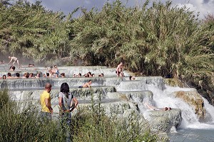 CASCADE DEL GORELLO, SOURCE D'EAUX THERMALES (37 DEGRE CELSIUS), BAIGNOIRES NATURELLES OU VASQUES CALCAIRES EN CASCADES CREUSEES DANS LE TUF (CALCAIRE) UTILISEES DEPUIS LES ROMAINS POUR LE SOIN DU CORPS, THERMES DE SATURNIA, TOSCANE, ITALIE 