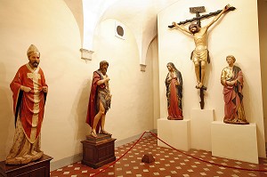 CRUCIFIX DE GIOVANNI PISANO ET BUSTES DE FRANCESCO DI VALDAMBRINO, MUSEO DELL'OPERA DEL DUOMO, PIAZZA DELLA QUERCIA, SIENNE, TOSCANE, ITALIE 