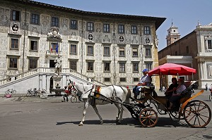 CALECHE DEVANT LE PALAZZO DEI CAVALIERI ABRITE L'ECOLE NORMALE SUPERIEURE, PIAZZA DEI CAVALIERI, PISE, TOSCANE, ITALIE 