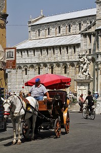 CALECHE DEVANT LA CATHEDRALE (DUOMO), CAMPO DEI MIRACOLI, PISE, TOSCANE, ITALIE 