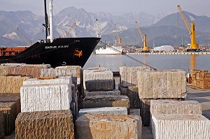 BLOCS DE MARBRE DE CARRARE EN ATTENTE DE TRANSPORT, EXPORTATION DANS LE MONDE ENTIER, QUAI DU PORT DE MARINA DI CARRARA, TOSCANE, ITALIE 