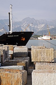 BLOCS DE MARBRE DE CARRARE EN ATTENTE DE TRANSPORT, EXPORTATION DANS LE MONDE ENTIER, QUAI DU PORT DE MARINA DI CARRARA, TOSCANE, ITALIE 