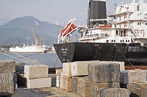 BLOCS DE MARBRE DE CARRARE EN ATTENTE DE TRANSPORT, EXPORTATION DANS LE MONDE ENTIER, QUAI DU PORT DE MARINA DI CARRARA, TOSCANE, ITALIE 