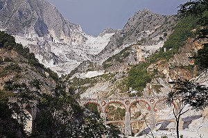 CARRIERE DE MARBRE BLANC DE LA VALLEE DE FANTISCRITTI ET PONT DE VARA, CAPITALE MONDIALE DU MARBRE, CARRARE, TOSCANE, ITALIE 