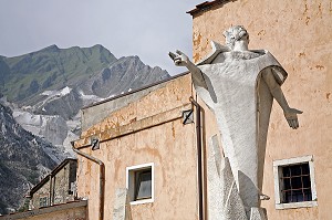 STATUE AUX VICTIMES DES TRAVAILLEURS DU MARBRE, VILLAGE DE COLONNATA AU COEUR DES CARRIERES DE MARBRE BLANC, CAPITALE MONDIALE DU MARBRE DE CARRARE, TOSCANE, ITALIE 