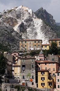 VILLAGE DE TORANO, TRADITIONNELLEMENT HABITE PAR DES ARTISTES SCULPTEUR DE MARBRE, DEVANT LES CARRIERES DE MARBRE BLANC DE CARRARA, VALLEE DE TORANO, CAPITALE MONDIALE DU MARBRE, CARRARE, TOSCANE, ITALIE 